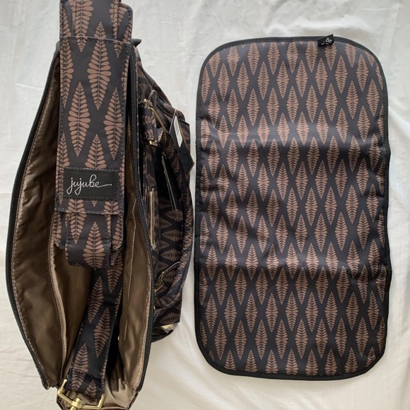 JuJuBe - Be Classy Diaper Tote - Picture 4 of 6